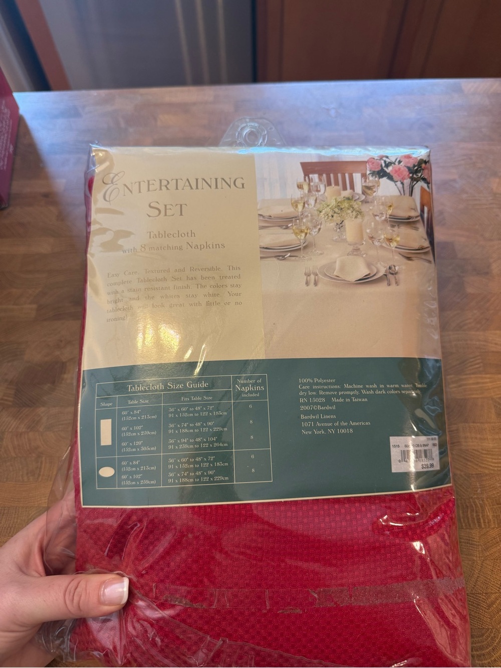 Entertaining Tablecloth Set with 8 Napkins — Red - Picture 2 of 4